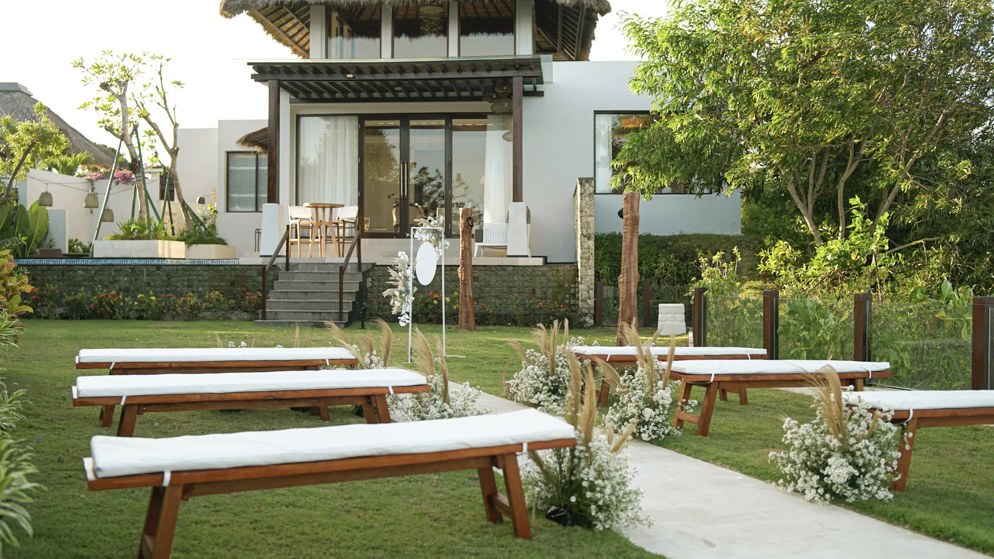 Intimate clifftop villa wedding in romansa villa