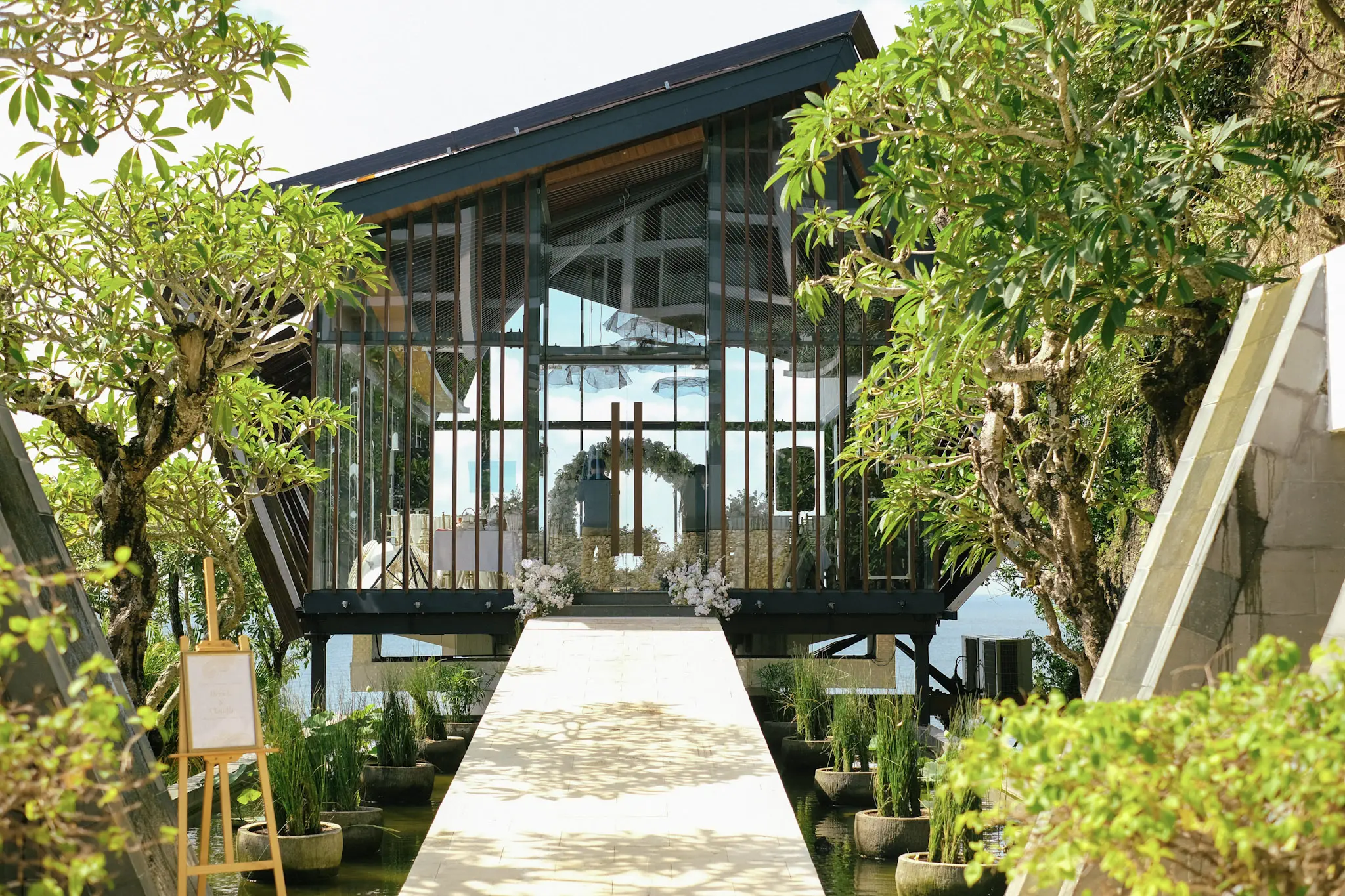 Small wedding in uluwatu contemporary chapel